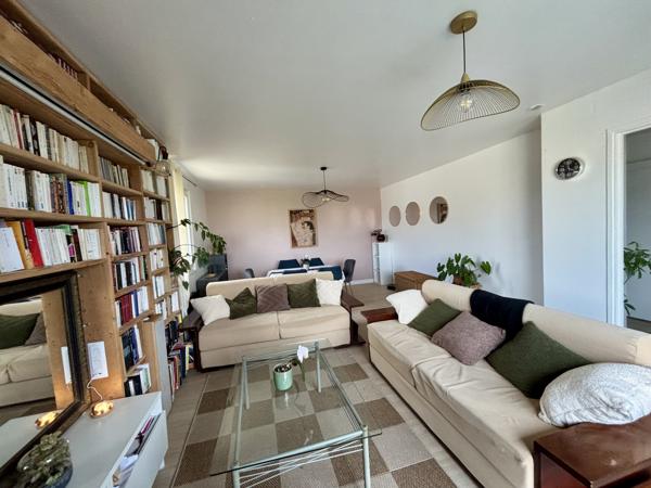 Ensemble Immobilier Unique à Saint-Jory – 2 Appartements avec Entrées Indépendantes, Garages et Terrain Constr