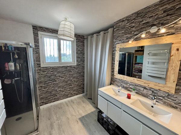 Ensemble Immobilier Unique à Saint-Jory – 2 Appartements avec Entrées Indépendantes, Garages et Terrain Constr