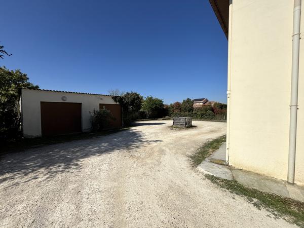 Ensemble Immobilier Unique à Saint-Jory – 2 Appartements avec Entrées Indépendantes, Garages et Terrain Constr