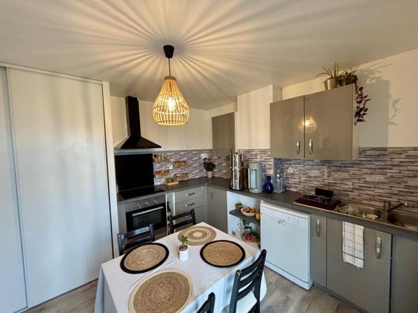 Ensemble Immobilier Unique à Saint-Jory – 2 Appartements avec Entrées Indépendantes, Garages et Terrain Constr