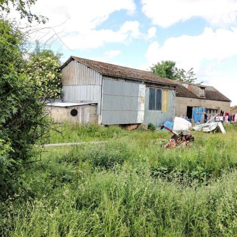 Terrain à bâtir de 2498 m² avec un grand bâtiment