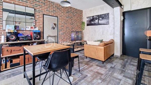 dans le coeur du centre Ville de Claye, charmant F2 entièrement rénové il y a 8 ans, situé au 1er étage, cet appartement n'attend plus que son nouveau propriétaire. Il est composé d'une entrée sur séjour, une cuisine américaine aménagée, une chambre, une salle d'eau avec WC. Le plus, un grenier indépendant permettant de faire du stockage, ainsi qu'une cave. L'accès au jardin commun de la copropriété vous permettra de profiter du soleil en été.