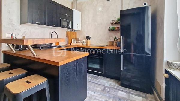 dans le coeur du centre Ville de Claye, charmant F2 entièrement rénové il y a 8 ans, situé au 1er étage, cet appartement n'attend plus que son nouveau propriétaire. Il est composé d'une entrée sur séjour, une cuisine américaine aménagée, une chambre, une salle d'eau avec WC. Le plus, un grenier indépendant permettant de faire du stockage, ainsi qu'une cave. L'accès au jardin commun de la copropriété vous permettra de profiter du soleil en été.