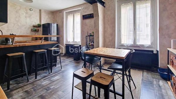 dans le coeur du centre Ville de Claye, charmant F2 entièrement rénové il y a 8 ans, situé au 1er étage, cet appartement n'attend plus que son nouveau propriétaire. Il est composé d'une entrée sur séjour, une cuisine américaine aménagée, une chambre, une salle d'eau avec WC. Le plus, un grenier indépendant permettant de faire du stockage, ainsi qu'une cave. L'accès au jardin commun de la copropriété vous permettra de profiter du soleil en été.