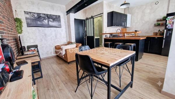 dans le coeur du centre Ville de Claye, charmant F2 entièrement rénové il y a 8 ans, situé au 1er étage, cet appartement n'attend plus que son nouveau propriétaire. Il est composé d'une entrée sur séjour, une cuisine américaine aménagée, une chambre, une salle d'eau avec WC. Le plus, un grenier indépendant permettant de faire du stockage, ainsi qu'une cave. L'accès au jardin commun de la copropriété vous permettra de profiter du soleil en été.