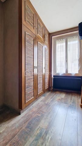 dans le coeur du centre Ville de Claye, charmant F2 entièrement rénové il y a 8 ans, situé au 1er étage, cet appartement n'attend plus que son nouveau propriétaire. Il est composé d'une entrée sur séjour, une cuisine américaine aménagée, une chambre, une salle d'eau avec WC. Le plus, un grenier indépendant permettant de faire du stockage, ainsi qu'une cave. L'accès au jardin commun de la copropriété vous permettra de profiter du soleil en été.