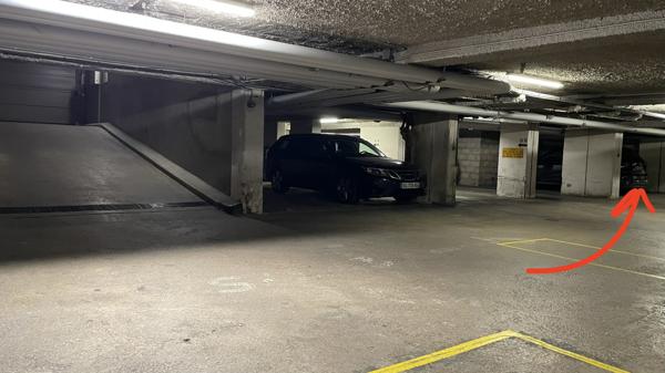 Parking
        
        - 12 m² 23 500 € *