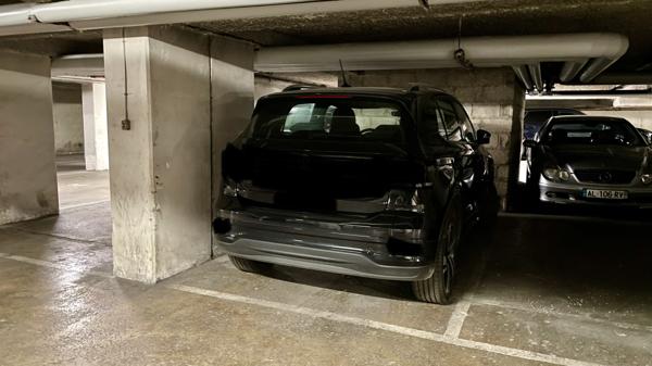 Parking
        
        - 12 m² 23 500 € *