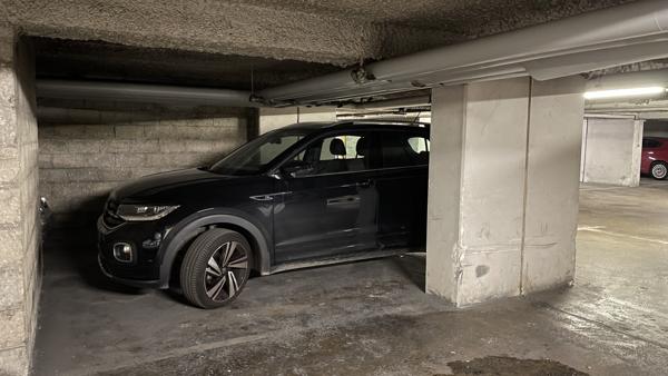 Parking
        
        - 12 m² 23 500 € *
