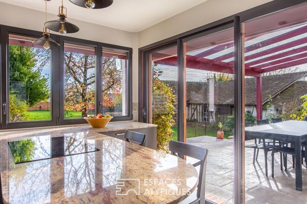 Maison des années 30 en coeur de village avec dépendances et piscine