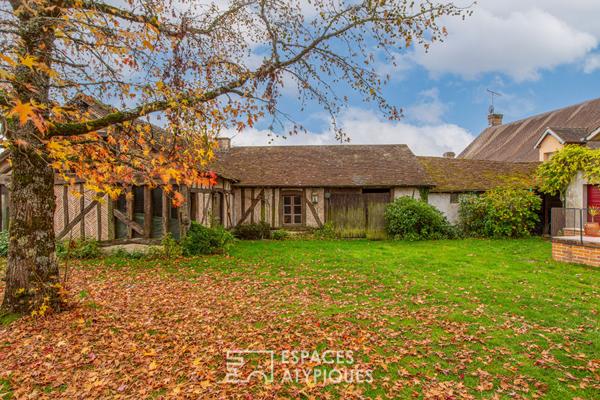 Maison des années 30 en coeur de village avec dépendances et piscine