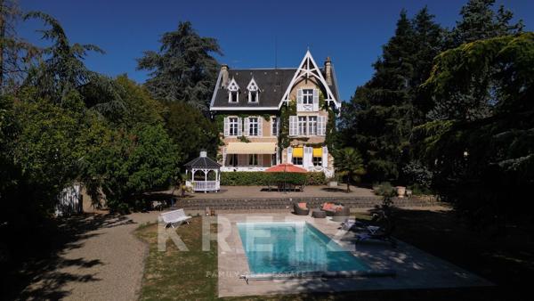 Demeure de caractère avec parc arboré, piscine et garages en cœur de ville