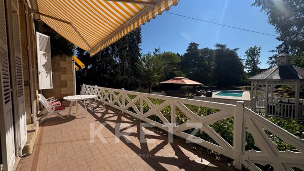 Demeure de caractère avec parc arboré, piscine et garages en cœur de ville