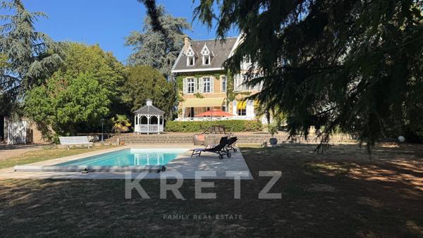 Demeure de caractère avec parc arboré, piscine et garages en cœur de ville