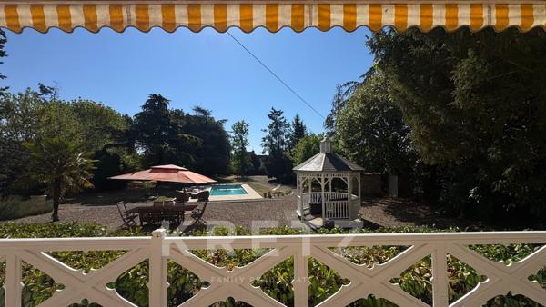 Demeure de caractère avec parc arboré, piscine et garages en cœur de ville