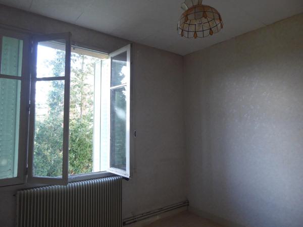 MAISON FAMILIALE A FORT POTENTIEL AVEC SES 4 CHAMBRES, SON TERRAIN ET SON GRAND GARAGE