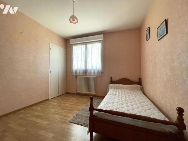 Pavillon sur sous-sol complet offrant 88 m² habitables sur 646 m² de terrain.