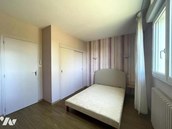 Pavillon sur sous-sol complet offrant 88 m² habitables sur 646 m² de terrain.