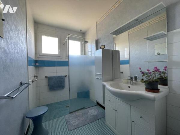 Pavillon sur sous-sol complet offrant 88 m² habitables sur 646 m² de terrain.