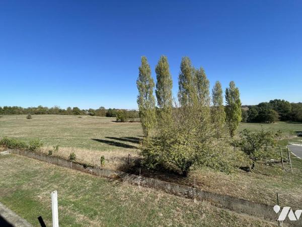 Pavillon sur sous-sol complet offrant 88 m² habitables sur 646 m² de terrain.