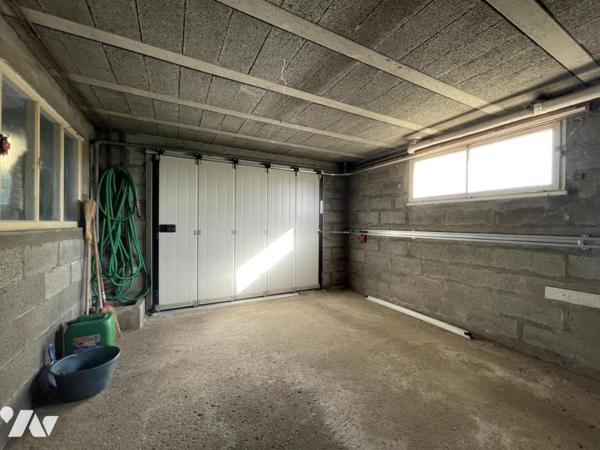 Pavillon sur sous-sol complet offrant 88 m² habitables sur 646 m² de terrain.