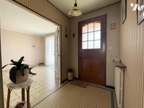 Pavillon sur sous-sol complet offrant 88 m² habitables sur 646 m² de terrain.
