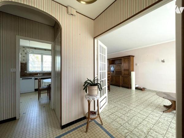 Pavillon sur sous-sol complet offrant 88 m² habitables sur 646 m² de terrain.