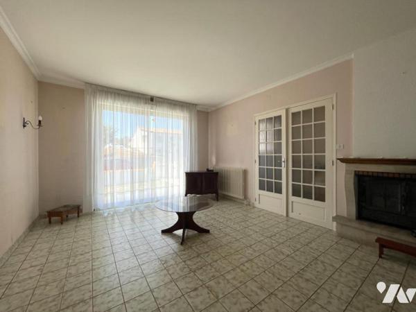 Pavillon sur sous-sol complet offrant 88 m² habitables sur 646 m² de terrain.
