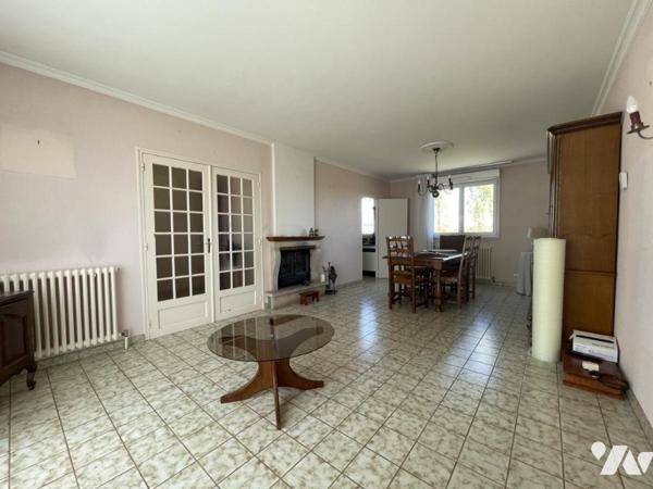 Pavillon sur sous-sol complet offrant 88 m² habitables sur 646 m² de terrain.