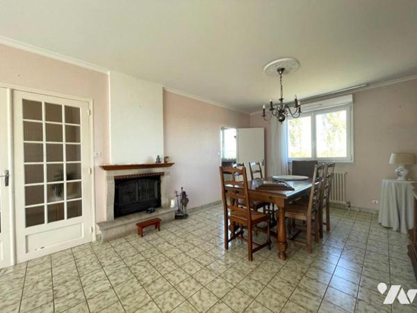 Pavillon sur sous-sol complet offrant 88 m² habitables sur 646 m² de terrain.
