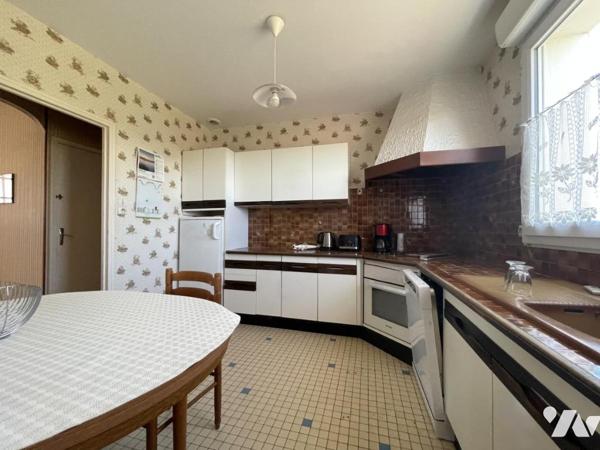 Pavillon sur sous-sol complet offrant 88 m² habitables sur 646 m² de terrain.