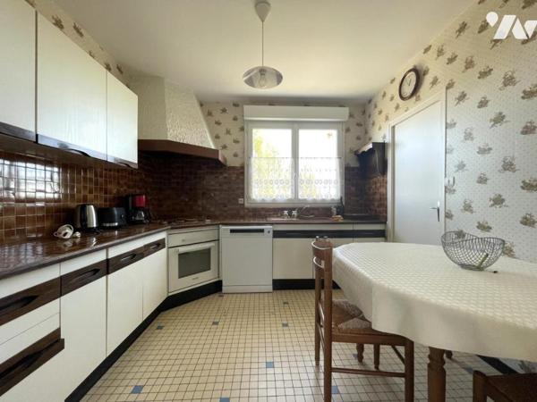 Pavillon sur sous-sol complet offrant 88 m² habitables sur 646 m² de terrain.