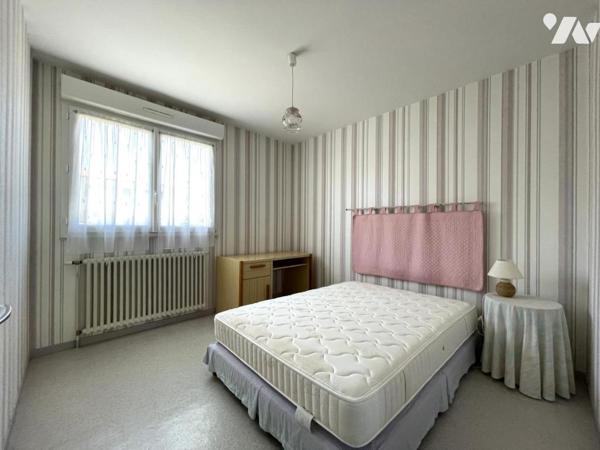 Pavillon sur sous-sol complet offrant 88 m² habitables sur 646 m² de terrain.
