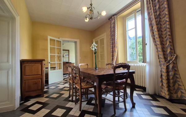 Maison bourgeoise avec jardin et dépendance