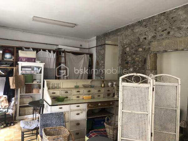 À SAISIR – Pharmacie à fort potentiel, idéale pour une première installation !
Vous rêvez de devenir titulaire ? Ne manquez pas cette opportunité rare d'acquérir une officine de proximité bénéficiant d'une excellente réputation et de réelles perspectives de développement.
Implantée depuis 1955, cette pharmacie est proposée à la vente pour cause de départ à la retraite. Une transmission idéale pour un pharmacien souhaitant s'installer dans un cadre de vie agréable tout en développant une activité pérenne.
Les points forts de l'officine
✔ Emplacement stratégique au cœur d'un village dynamique, à proximité immédiate du centre-bourg.
✔ Environnement médical attractif avec un cabinet médical voisin, une maison de retraite en rénovation et l'arrivée prochaine d'un nouveau pôle de santé, véritables moteurs de croissance pour l'activité.
✔ Excellente visibilité grâce à un axe de passage fréquenté et un parking situé juste en face de la pharmacie.
✔ Locaux fonctionnels comprenant une belle surface de vente avec une large vitrine, un important linéaire de présentation ainsi que des espaces de stockage et de réserve parfaitement adaptés à l'exploitation.
Un potentiel de développement réel
Cette officine bénéficie d'une patientèle fidèle et d'une activité de proximité solide. Les évolutions du secteur offrent de nombreuses perspectives de croissance : développement de la parapharmacie, nouvelles missions du pharmacien, accompagnement des patients, vaccination, dépistage et services de santé.
Avec votre dynamisme et votre sens de l'entrepreneuriat, vous disposerez de tous les atouts pour développer le chiffre d'affaires et valoriser durablement votre investissement.
Une opportunité idéale pour une première installation ou pour un pharmacien souhaitant reprendre une officine saine, bien située et offrant de belles perspectives d'avenir.
Contactez-nous dès aujourd'hui pour obtenir plus d'informations et organiser une visite.