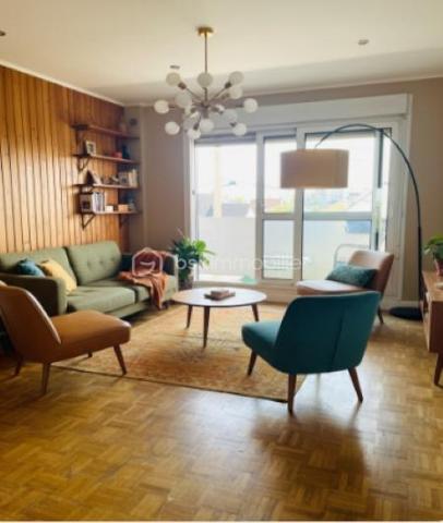 A Champigny-Sur-Marne, une occasion à ne pas laisser passer dans le quartier de Coeuilly - l'un des secteurs résidentiels les plus prisés et cotés de la commune : cet appartement lumineux au calme , niché dans une petite copropriété sécurisée, séduit par ses volumes optimisés et sa luminosité.

UN CADRE DE VIE SECURISE ET PRESERVE 
Digicode, interphone, ascenseur, jardin privatif de la résidence : tout ici est pensé pour la tranquillité. au calme 
 Venez découvrir cet appartement lumineux avec vue dégagée, et dont chaque espace est optimisé.

DES ESPACES DE VIE PENSES DANS LES MOINDRES DETAILS
L'appartement se compose d'une entrée avec placards intégrés, desservant un salon/ salle à manger orienté Sud ouvrant sur un balcon où disposer une table ou un transat, d'une cuisine équipée Vrai plus, rare dans un T3:   espace cellier et buanderie avec iles arrivées d'eau pour lave-linge et de l'espace de stockage.

LA PREMIERE PHOTO DU SALON EST UN AGENCEMENT GENERE PAR LOGICIEL POUR VOUS PERMETTRE D'IMAGINER LA PIECE MEUBLEE ET DECOREE 

UN ESPACE NUIT CALME ET FONCTIONNEL
Coté nuit, la chambre parentale et la seconde chambre sont au calme et donnent sur le jardin de la résidence
La salle d'eau est entièrement rénovée avec une grande douche italienne.  WC séparé 

LE CONFORT AU QUOTIDIEN
Du parquet en bois et des doubles vitrages donnent à ce bien tout le confort nécessaire 
Une cave et un boxe fermé complètent ce bien

UN EMPLACEMENT IDEAL POUR LES FAMILLES

EDUCATION : cet appartement bénéficie d'une excellente proximité avec les infrastructures scolaires du quartier Coeuilly. La plupart des établissements se trouvent dans un rayon de marche très accessible pour les familles: Le secteur est rattaché au groupe scolaire de Coeuilly, particulièrement apprécié des habitants : crèches, écoles maternelle (École Maternelle Coeuilly Centre, École Élémentaire Coeuilly, collège Willy Ronis, sont à quelques minutes à pied.
COMMERCES: L'appartement situé au cœur de Coeuilly bénéficie de nombreux commerces de proximité, du marché de Coeuilly, et a quelques minutes en bus ou en voiture du Centre Commercial Pince Vent  
TRANSPORTS : bus 208 et 308 dans un rayon de 200m de l'appartement / RER :  le Bus 308 vous dépose directement devant la gare RER de Villiers sur Marne en seulement 10 à 12 minutes.
Une occasion à ne pas laisser passer dans un secteur résidentiel très recherché : cet appartement au calme absolu, niché dans une petite copropriété sécurisée, séduit par ses volumes optimisés et sa luminosité. Que vous soyez seul, en couple ou avec enfants, cet appartement vous séduira.

Un bien de qualité, un secteur recherché, un prix compétitif. À visiter sans attendre!