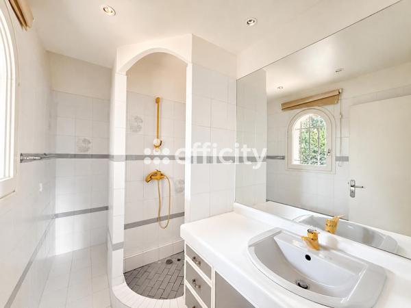 Maison
         8 pièces
        - 286 m² Bien prestige 1 500 000 € *