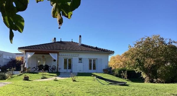 jolie villa située a proximité de la station thermale de Jonzac ainsi proche de toute commodité, avec  deux gîtes mise a disposition pour de la location essentiellement pour les curistes