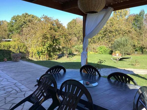 jolie villa située a proximité de la station thermale de Jonzac ainsi proche de toute commodité, avec  deux gîtes mise a disposition pour de la location essentiellement pour les curistes