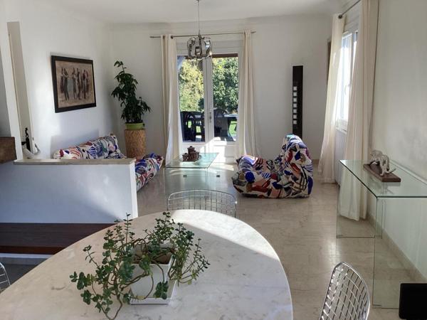 jolie villa située a proximité de la station thermale de Jonzac ainsi proche de toute commodité, avec  deux gîtes mise a disposition pour de la location essentiellement pour les curistes