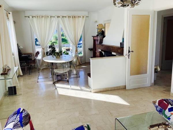 jolie villa située a proximité de la station thermale de Jonzac ainsi proche de toute commodité, avec  deux gîtes mise a disposition pour de la location essentiellement pour les curistes