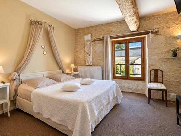 PROPRIETE DE CARACTERE AVEC CHAMBRES D HOTES ET GITE