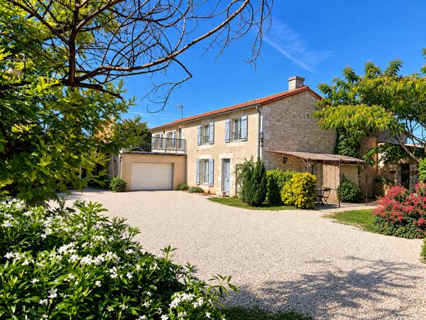 PROPRIETE DE CARACTERE AVEC CHAMBRES D HOTES ET GITE