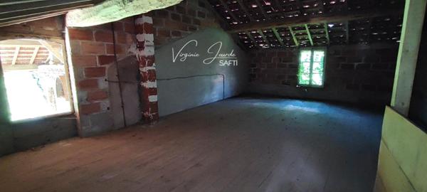 Corps de ferme en pierres à réhabiliter.