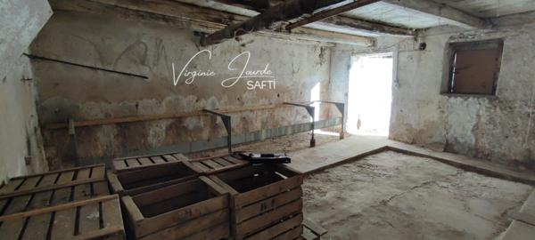 Corps de ferme en pierres à réhabiliter.