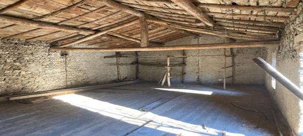 Corps de ferme en pierres à réhabiliter.