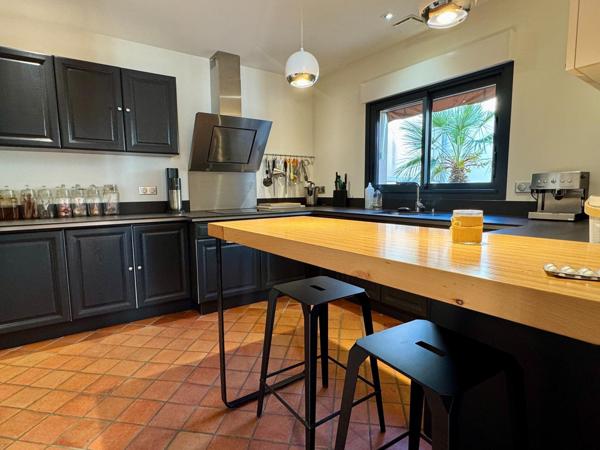 Murs commerciaux (pharmacie) + maison attenante 170 m² avec jardin clos