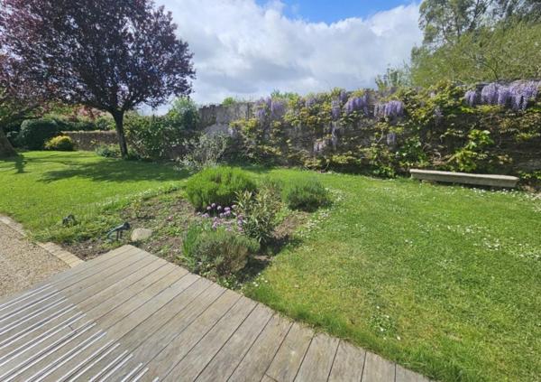 Murs commerciaux (pharmacie) + maison attenante 170 m² avec jardin clos