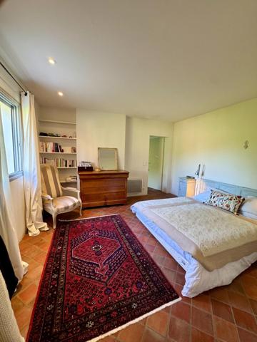 Murs commerciaux (pharmacie) + maison attenante 170 m² avec jardin clos