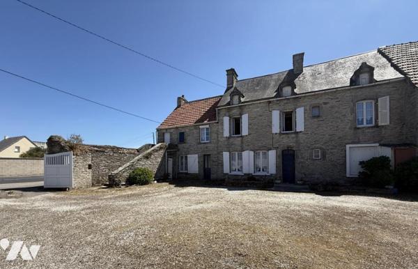 L'étude Napoléon Tourlaville vous propose un ensemble immobilier en pierres à rénover